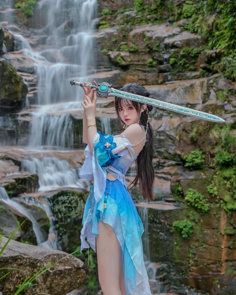 Cosplay cổ trang cuốn hút với biểu cảm dịu dàng tự nhiên