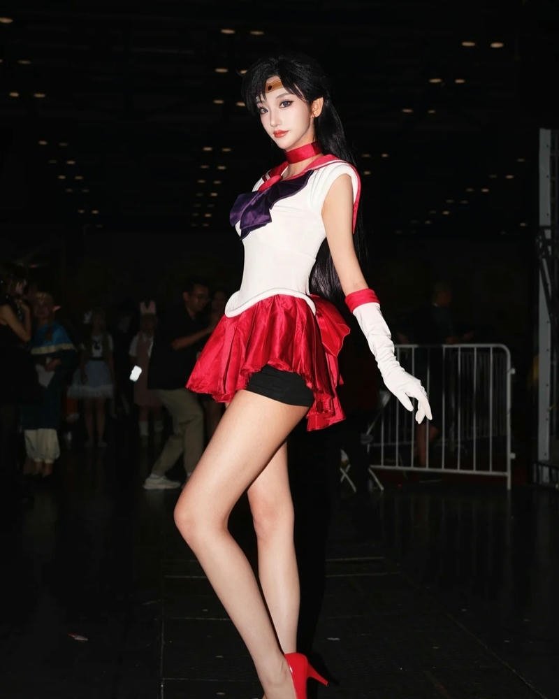 Cosplay sailor moon cuốn hút với biểu cảm tươi sáng tự nhiên