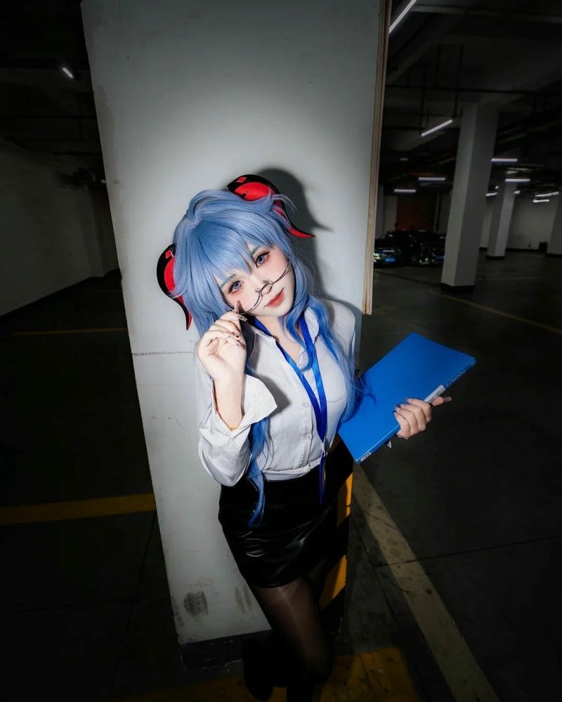 Cosplay thư ký biểu cảm tự tin phong cách hiện đại