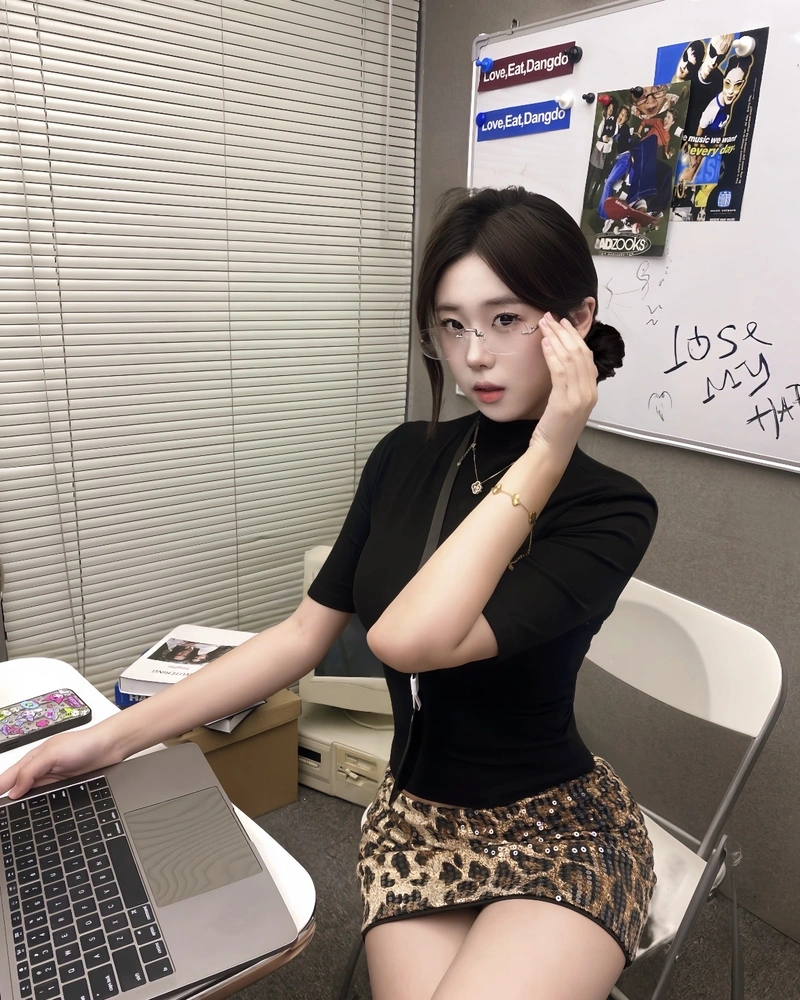 Cosplay thư ký cùng áo sơ mi ôm đầy quyến rũ