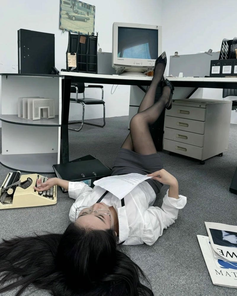 Cosplay thư ký diện trang phục chỉn chu đầy thu hút