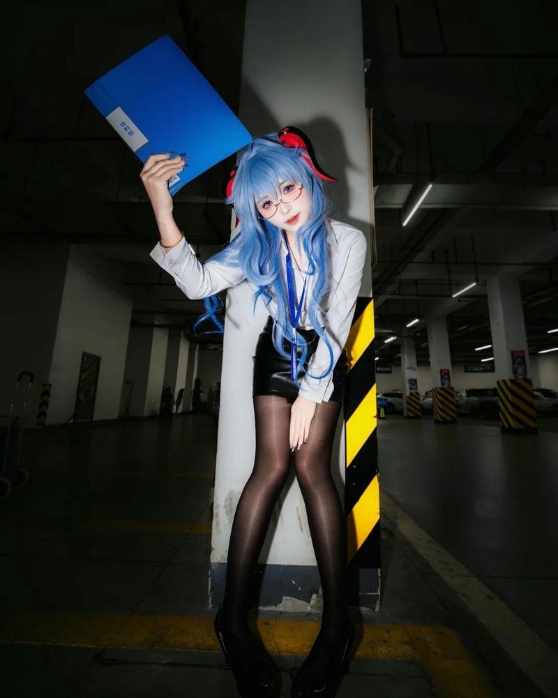 Cosplay thư ký nét đẹp tinh tế phong cách gọn gàng