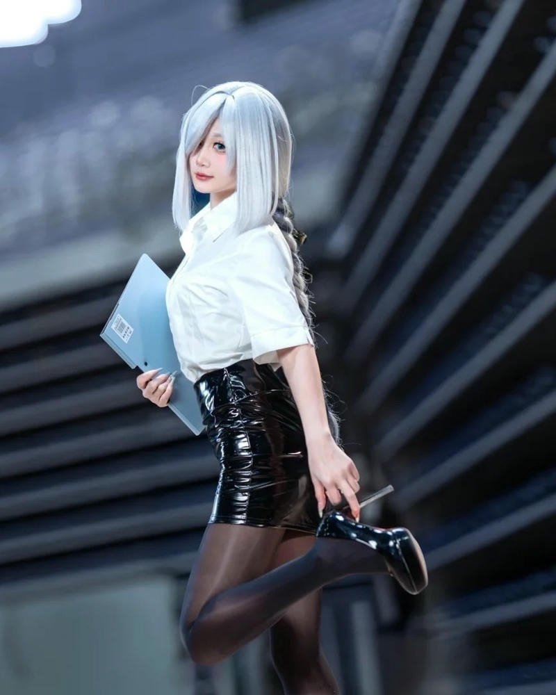 Cosplay thư ký phong thái tự tin ánh nhìn đầy sức hút