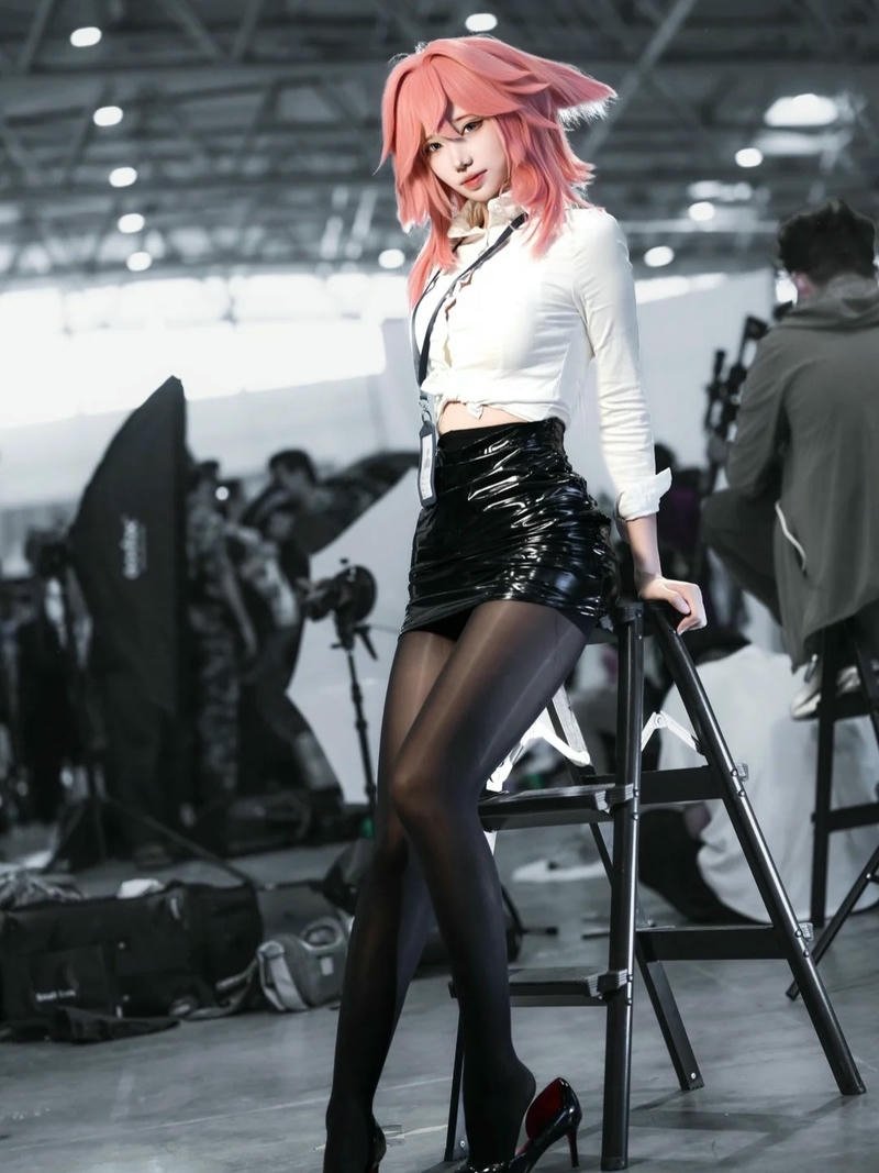 Cosplay thư ký vẻ ngoài nổi bật phong cách tinh giản