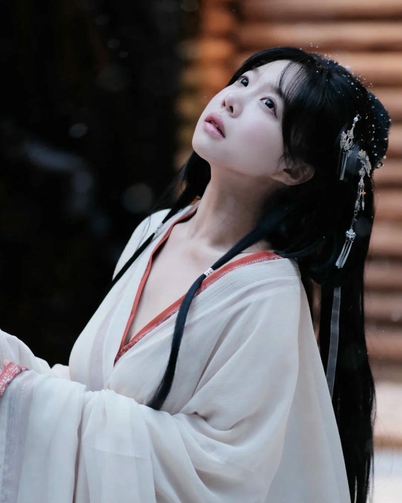 Diện đồ cổ trang tạo hình thanh thoát đầy cuốn hút