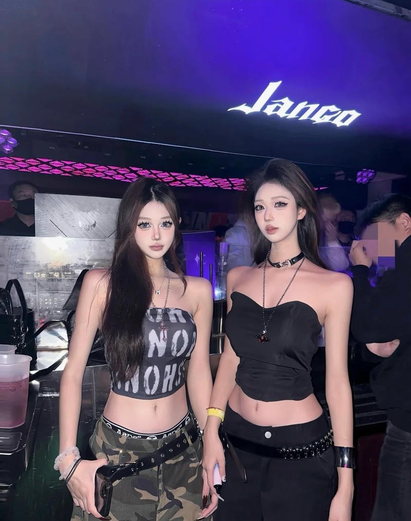 Gái xinh đi bar với phong cách trẻ trung quyến rũ