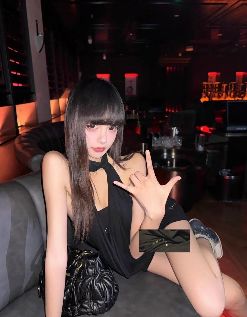 Gái xinh hòa mình vào âm nhạc trong bar đêm