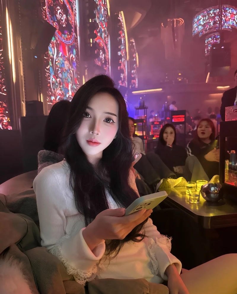 Gái xinh nhảy bar đẹp với chuyển động tự nhiên