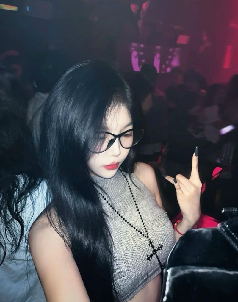 Gái xinh nhảy bar với ánh sáng neon nổi bật ánh nhìn