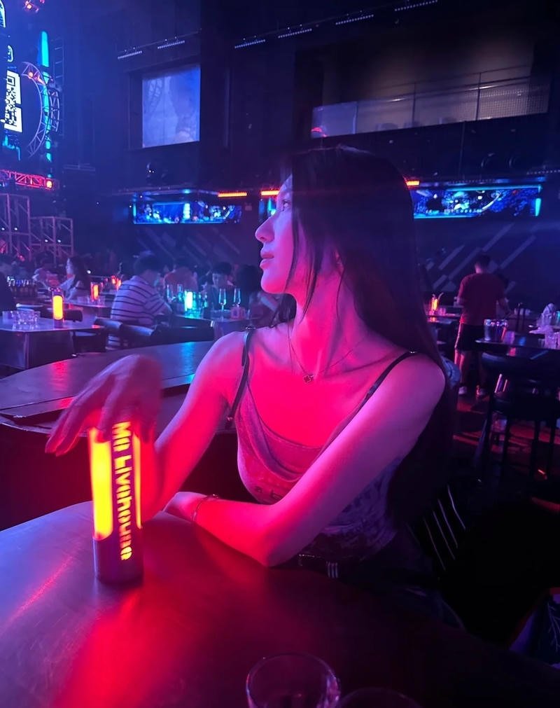 Gái xinh quẩy bar với phong thái năng động trẻ trung