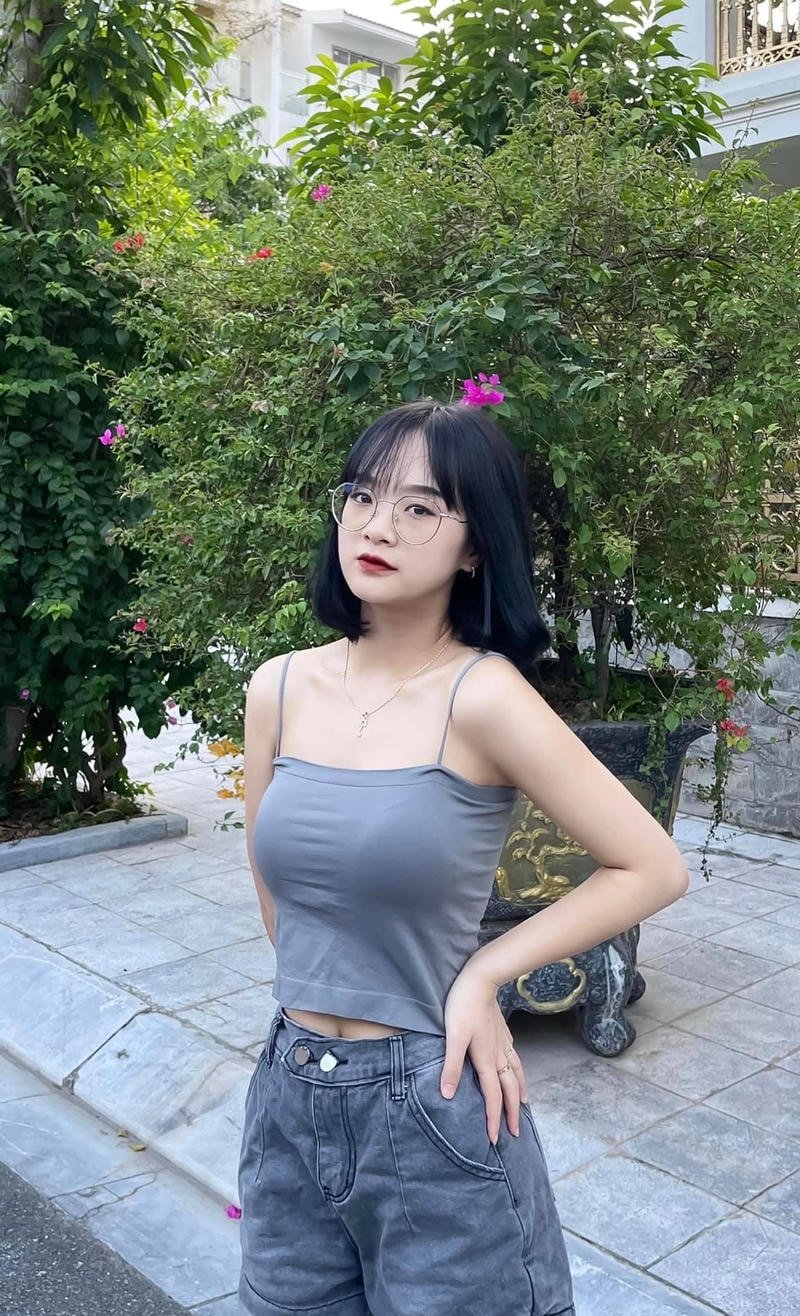 Gấm kami bikini đi biển với phong thái tự nhiên