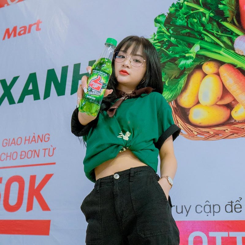 Gấm kami tạo dáng cạnh làn nước xanh