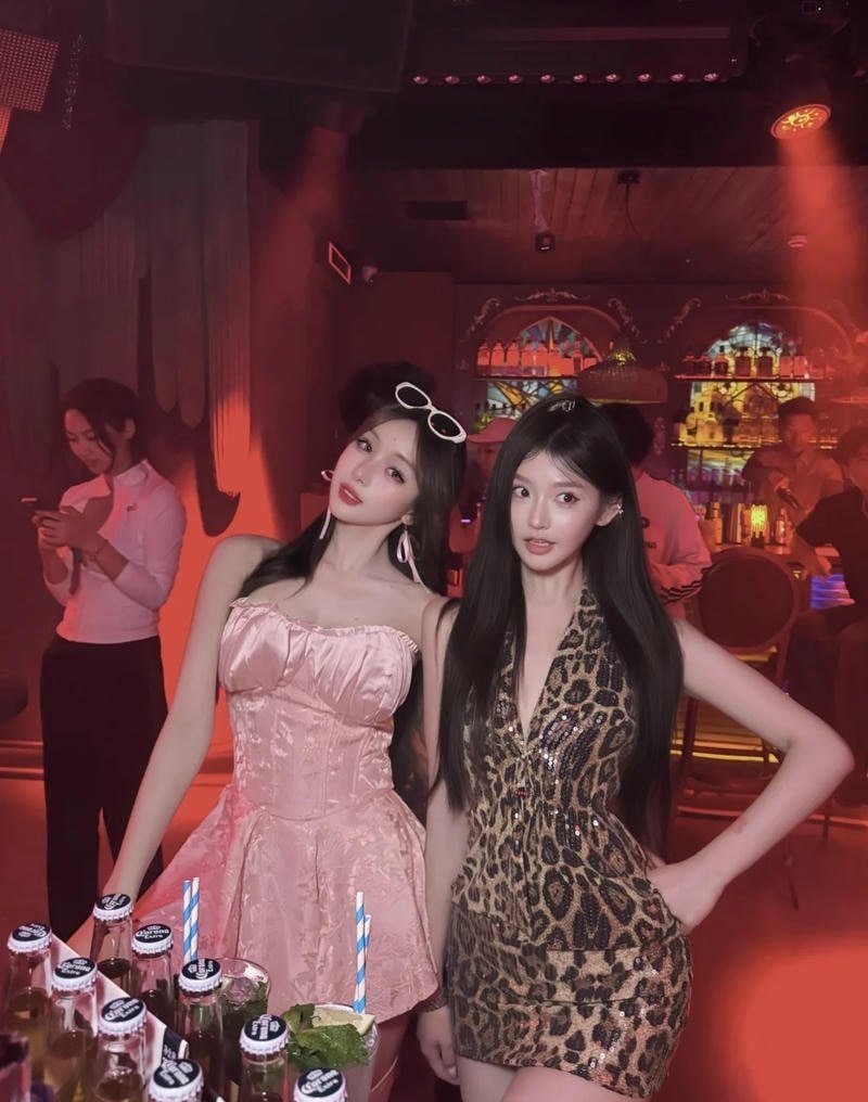 Gương mặt xinh nổi bật giữa khung cảnh nightlife