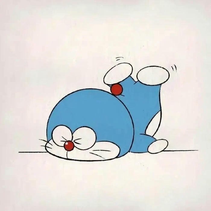 Hình ảnh Doraemon hài hước nằm dài lười biếng ở trên sàn nhà