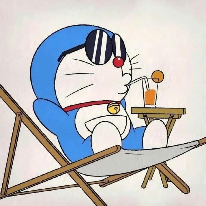 Hình ảnh Doraemon hài hước nằm thư giãn trên ghế bãi biển xanh