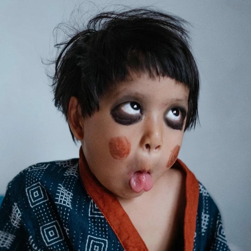 Hình ảnh em bé hài phong cách tinh nghịch gây cười