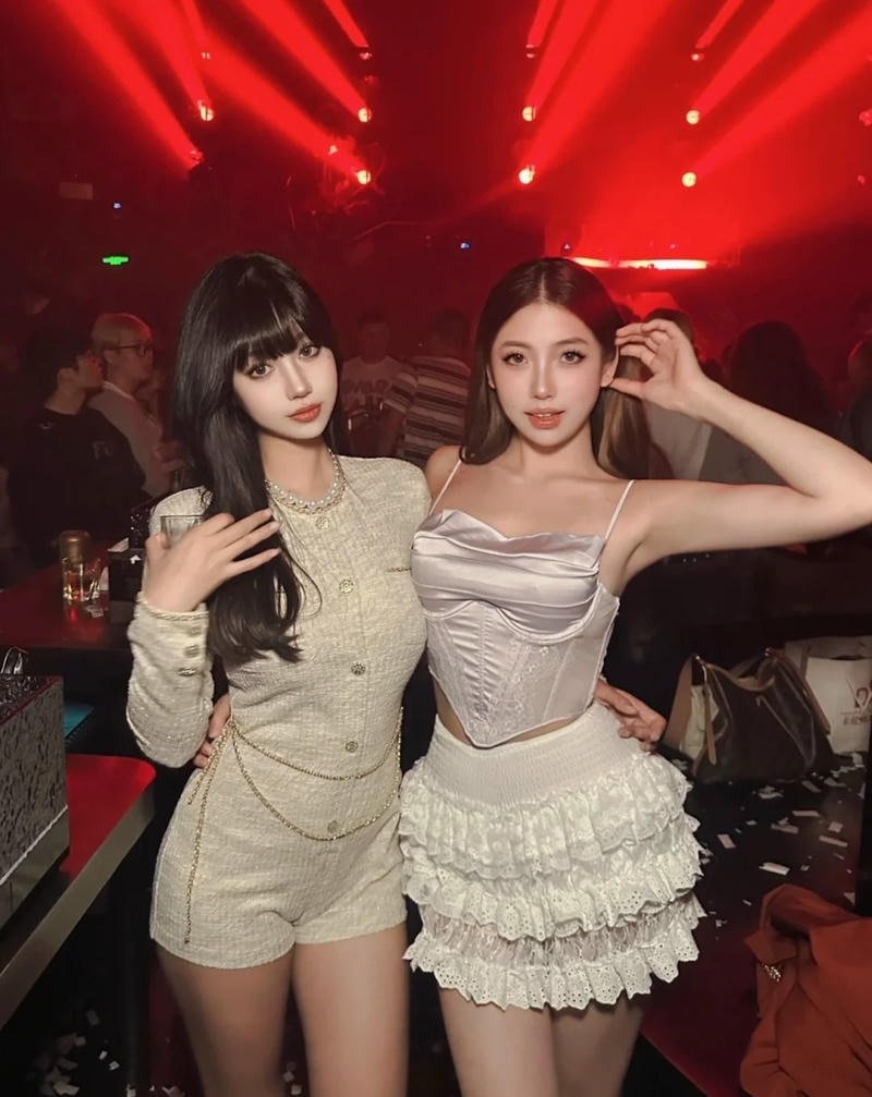 Hình ảnh gái xinh đi bar trong khung cảnh DJ sôi động