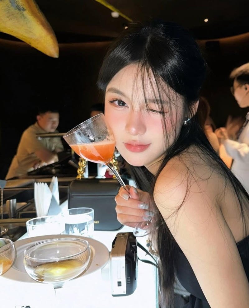 Hình ảnh gái xinh đi bar với ánh nhìn nổi bật