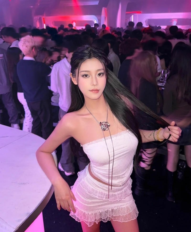 Hình ảnh gái xinh đi bar với ánh sáng nhiều màu