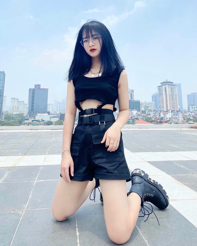 Hình ảnh gấm kami bikini trong khung cảnh resort