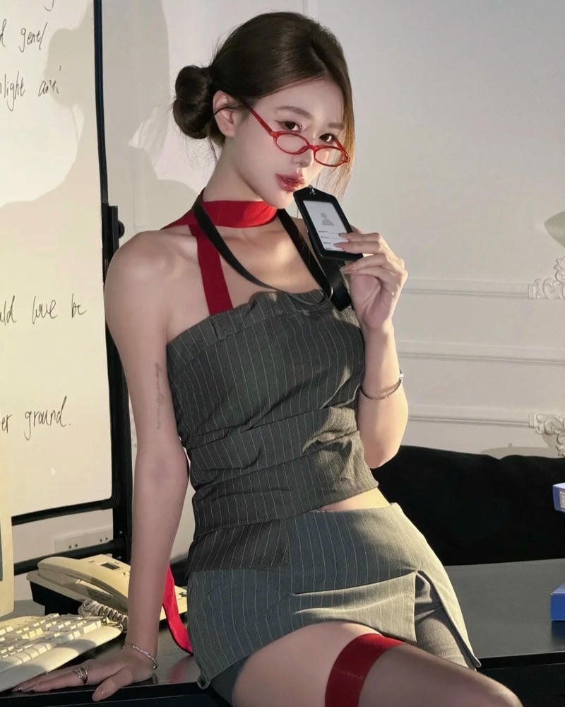 Hình ảnh thư ký cosplay phong thái tự tin đầy sức hút