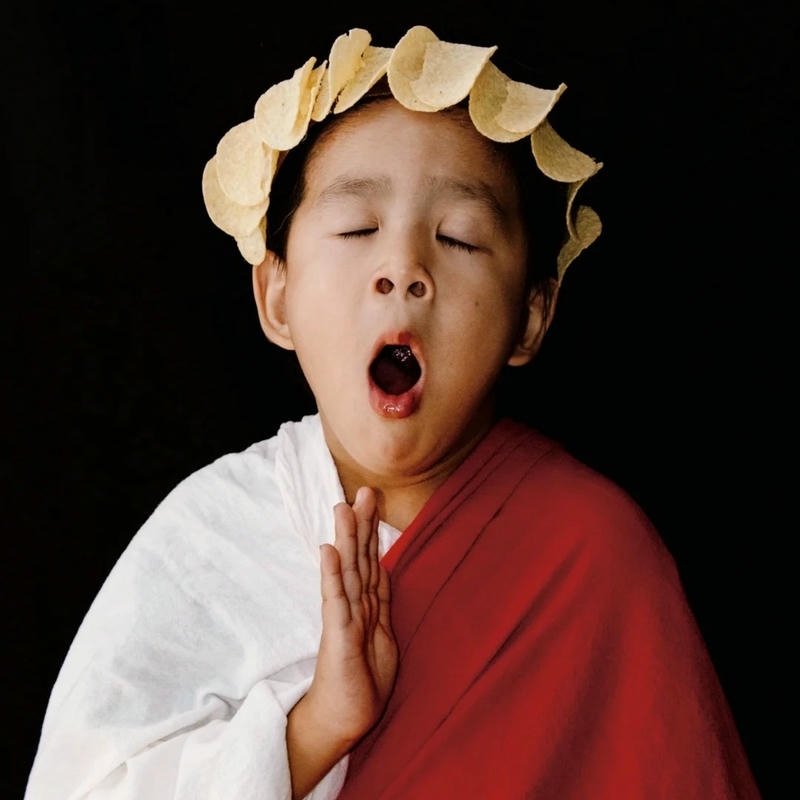 Hình em bé hài mang nét đáng yêu và hài hước rõ rệt