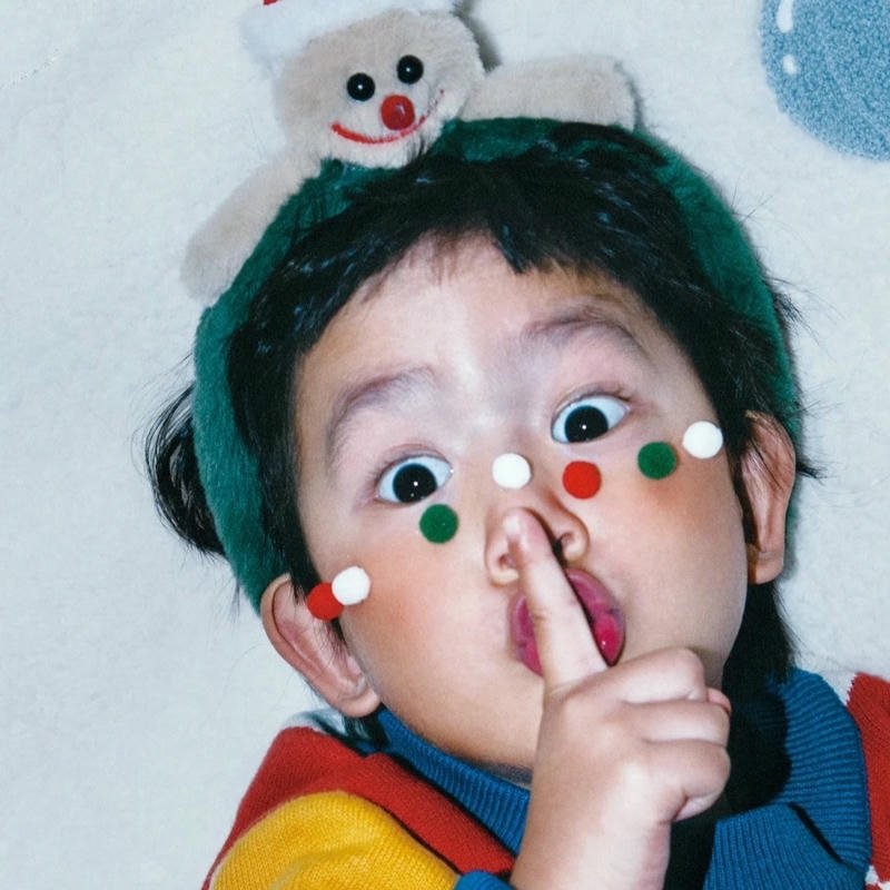 Hình em bé hài thể hiện cảm xúc vui vẻ rất tự nhiên