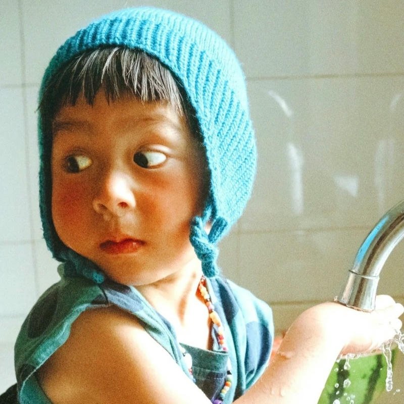 Hình em bé hài thể hiện nét ngộ nghĩnh dễ thương tự nhiên