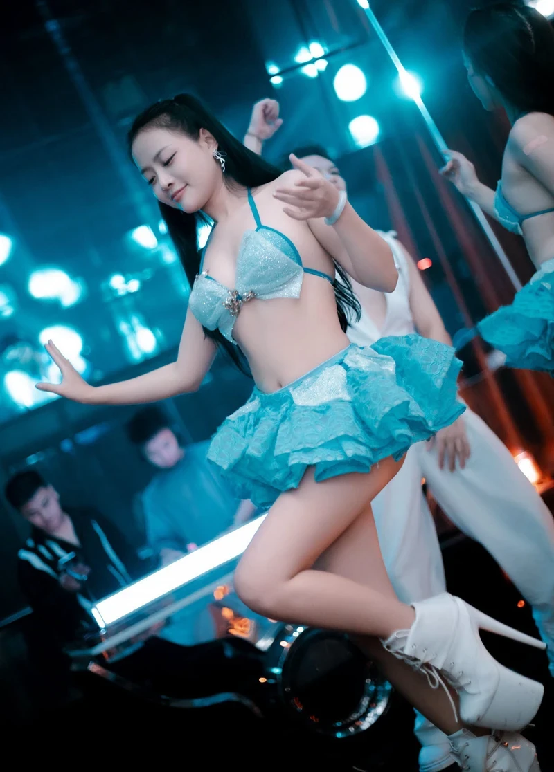 Hình gái xinh đi bar duyên dáng nổi bật