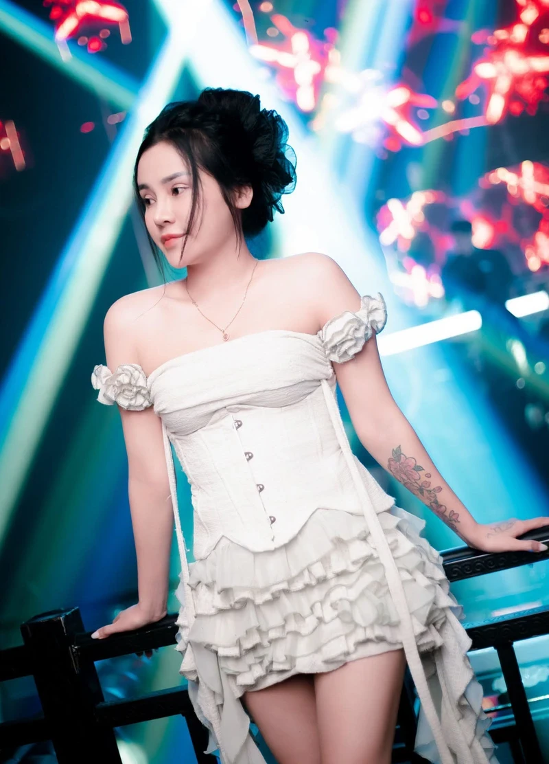 Hình gái xinh đi bar kiêu sa quyến rũ