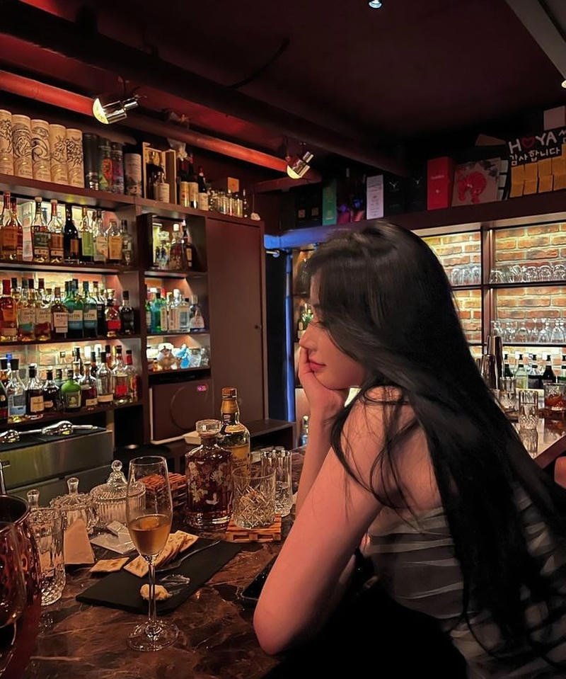 Hình gái xinh đi bar tạo dáng giữa không gian sôi động