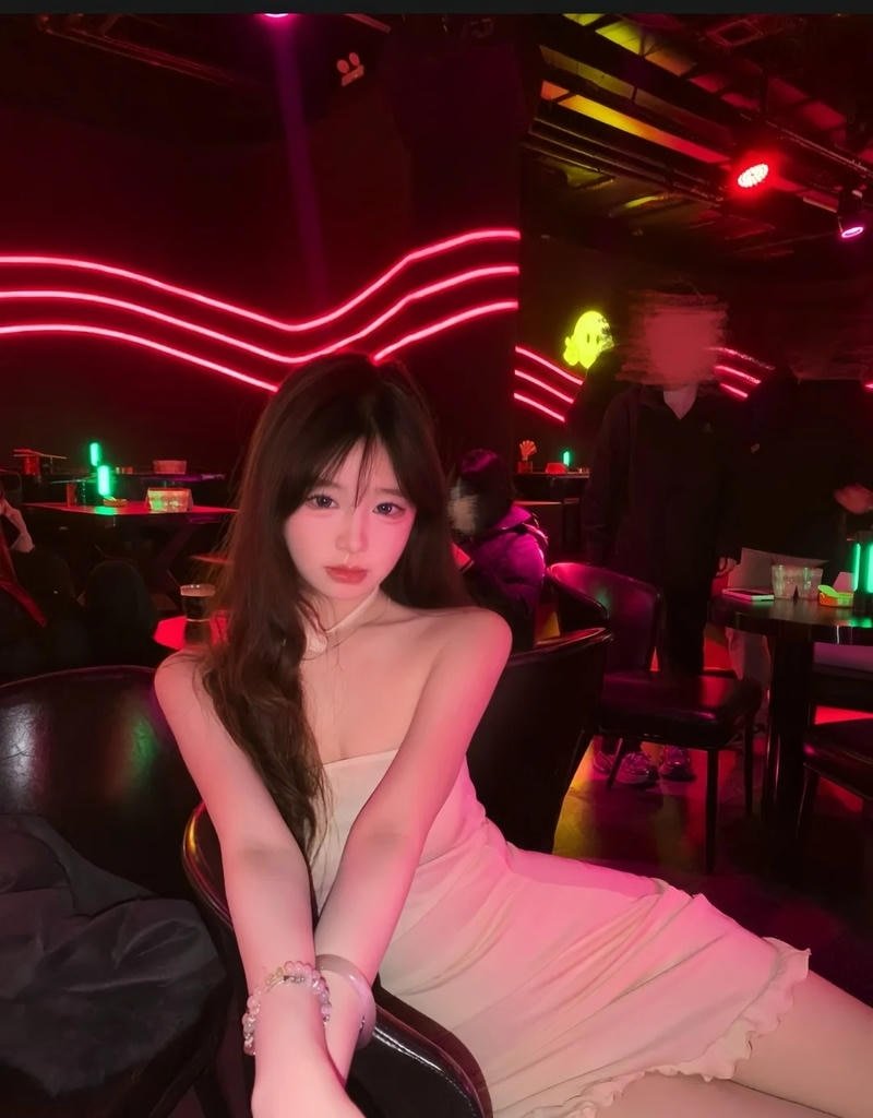 Hình gái xinh đi bar với biểu cảm vui vẻ năng động