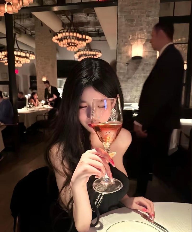 Hình gái xinh đi bar với phong thái tự tin cuốn hút