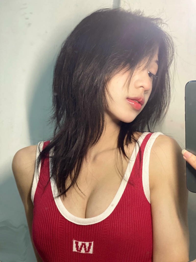 Hình gái xinh mlem tạo dáng tự nhiên ngoài trời