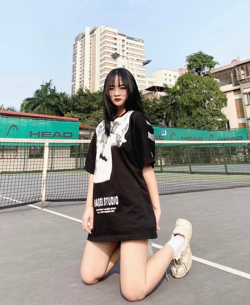 Hình gấm kami bikini tạo dáng cạnh hồ bơi