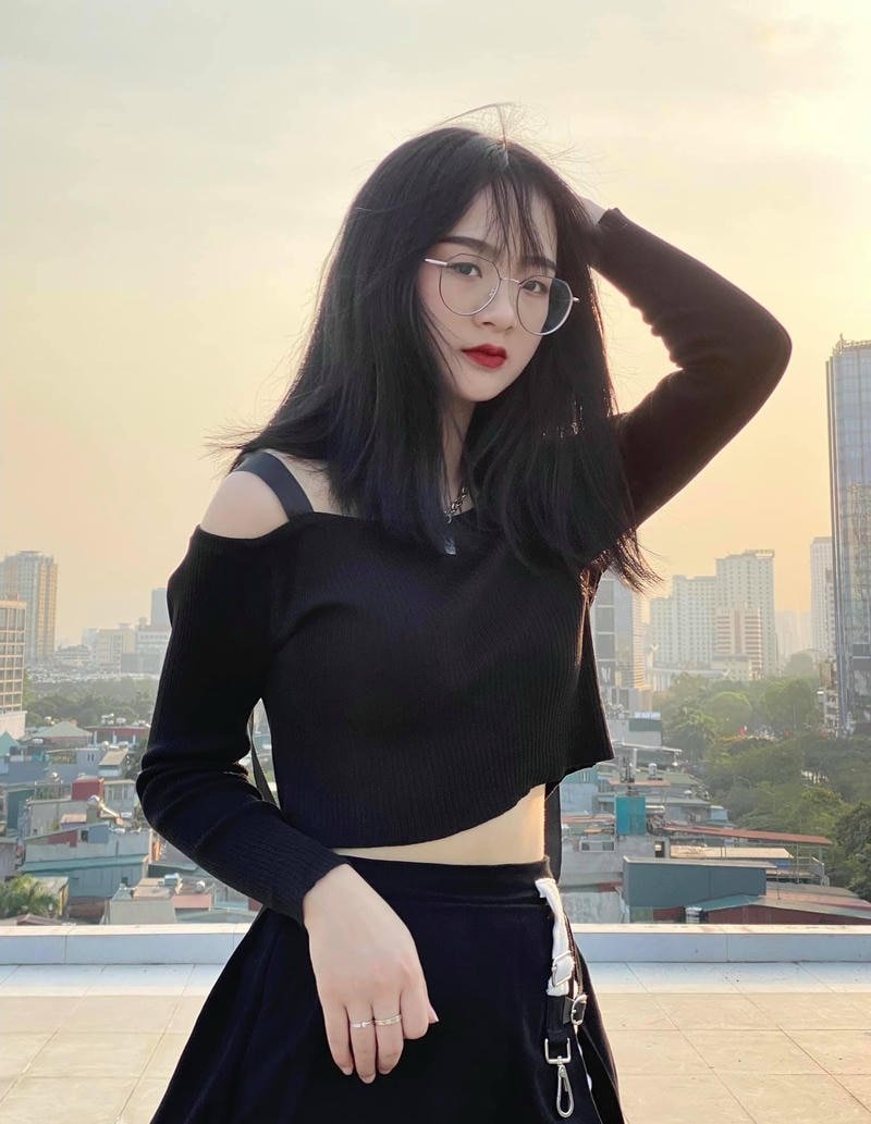 Hình gấm kami bikini tạo dáng giữa bãi cát