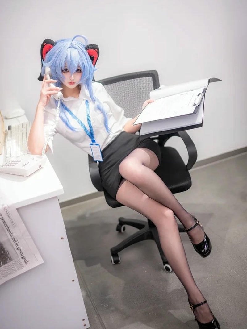 Hình tượng thư ký cosplay vẻ đẹp tinh tế hiện đại