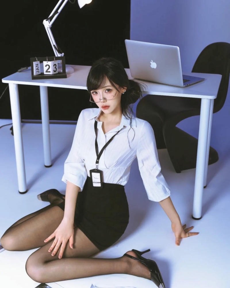 Hóa thân thư ký phong cách thanh lịch thần thái cuốn hút