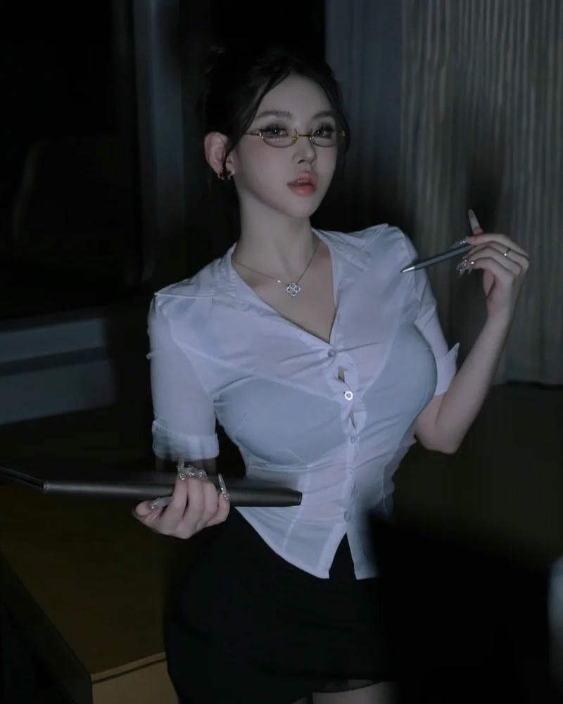 Hóa trang thư ký cosplay biểu cảm tự nhiên đầy sức hút