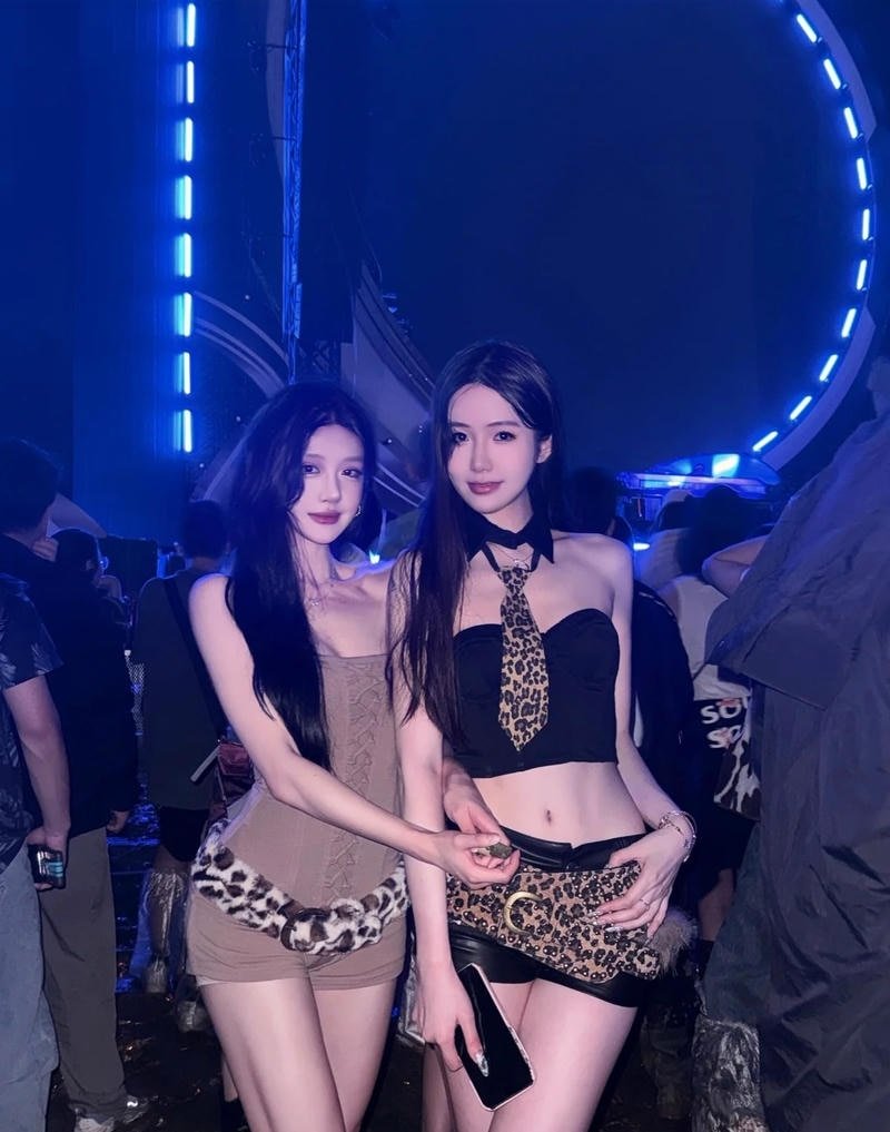 Khoảnh khắc quẩy bar của cô gái trẻ năng động