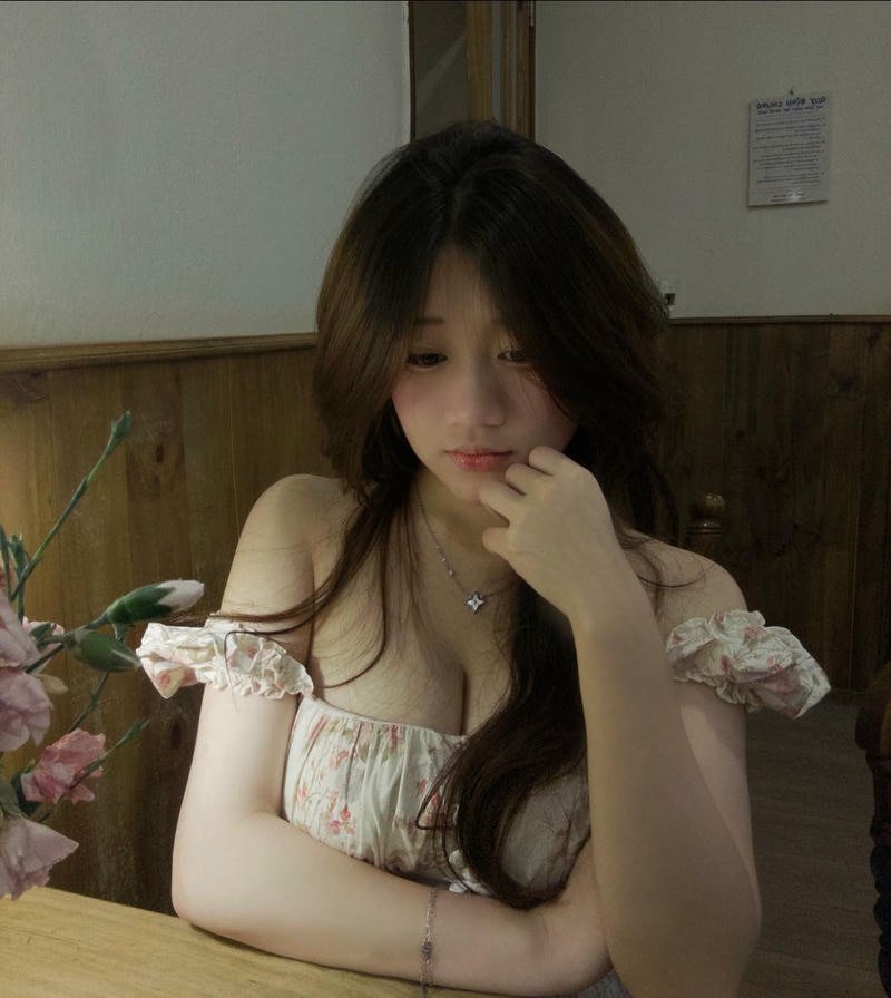 Khoảnh khắc tự nhiên của cô nàng mlem ngoài trời