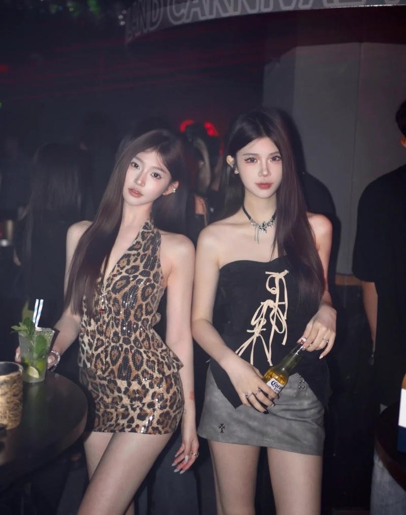 Không gian bar với cô gái tạo dáng cuốn hút