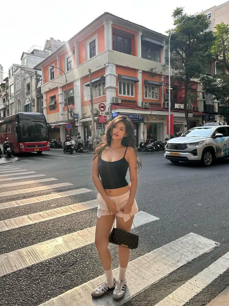 Mlem gái xinh dáng đứng khoe thân hình nóng bỏng