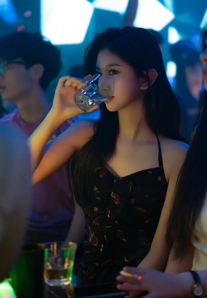 Nét đẹp năng động trong concept ảnh đi bar