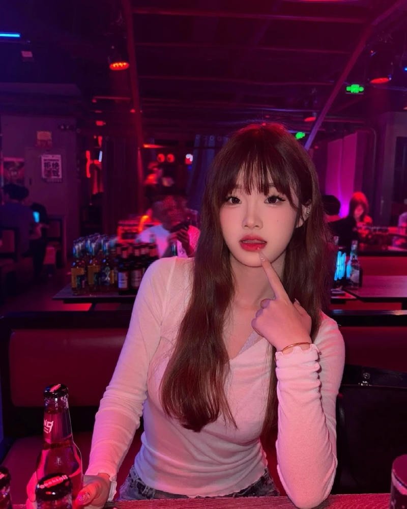 Người mẫu nữ quẩy bar với thần thái tự tin