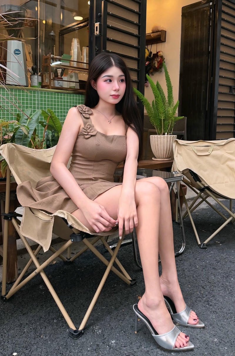 Người mẫu trà hạ ly tạo dáng cạnh làn nước xanh