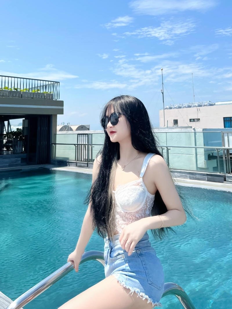 Người mẫu trẻ với phong cách bikini năng động