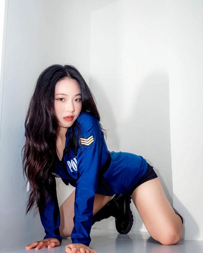 Nhân vật cảnh sát cosplay thể hiện thần thái tự tin rõ