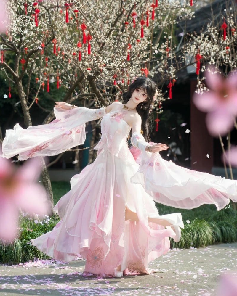 Nhân vật cổ trang hóa thân với thần thái nhẹ nhàng riêng