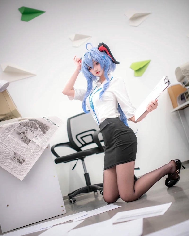 Phong cách hóa trang thư ký biểu cảm thanh lịch cuốn hút